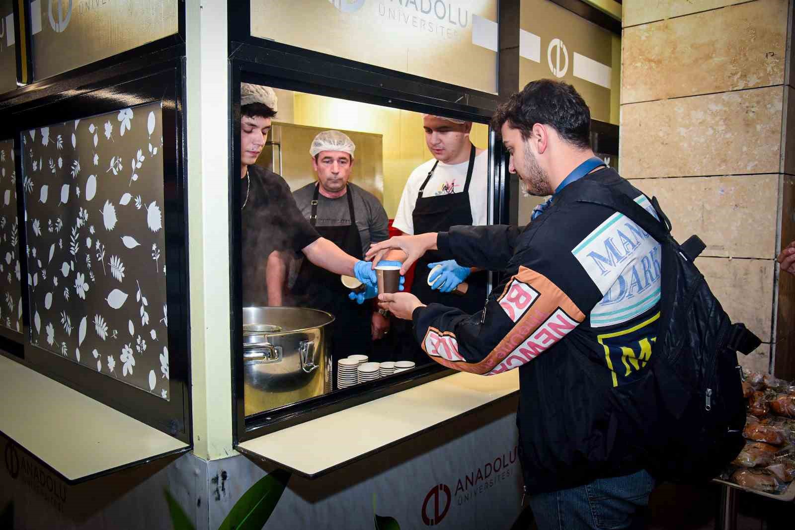 Anadolu Üniversitesinden sınav haftasında öğrencilere çay, kahve ve çorba ikramı