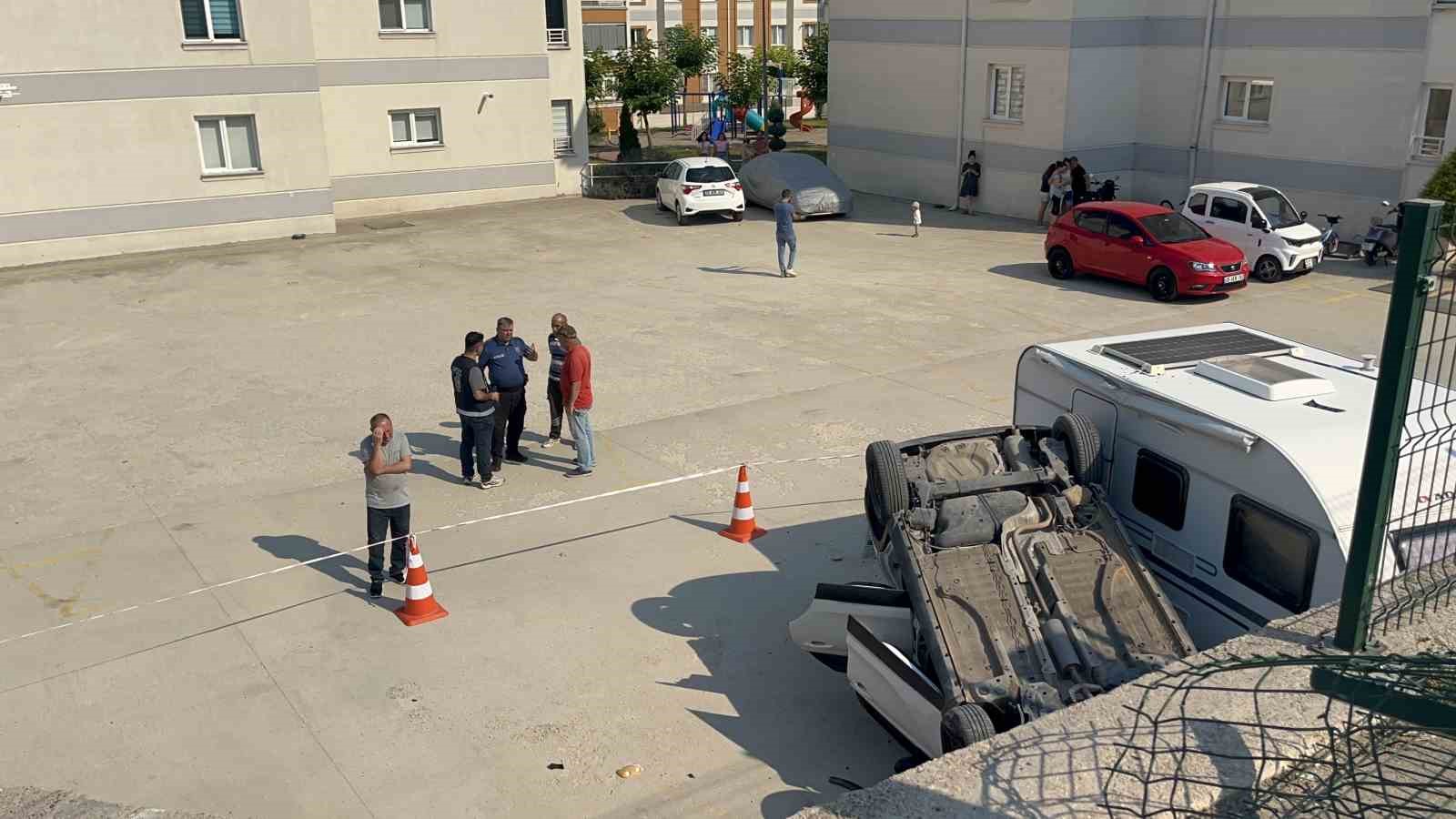 Anne-kız araçla 5 metre yükseklikten siteye uçtu