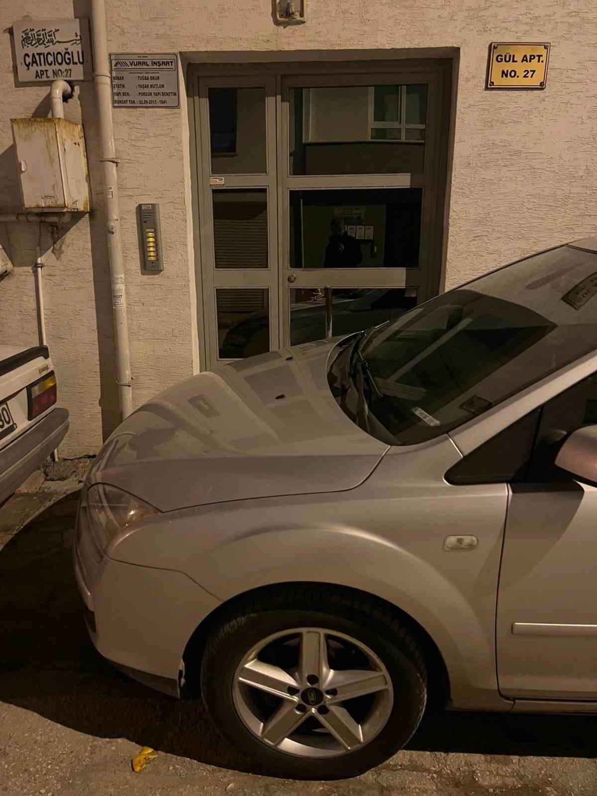 Apartman önüne park edilen araç yüzünden vatandaş evine giremedi