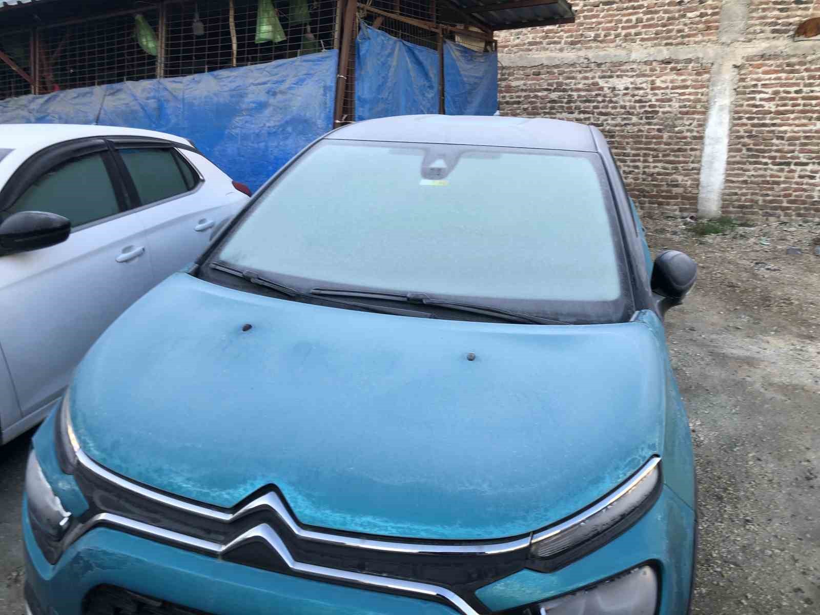 Araba camlarında buzlanma oluşmaya başladı