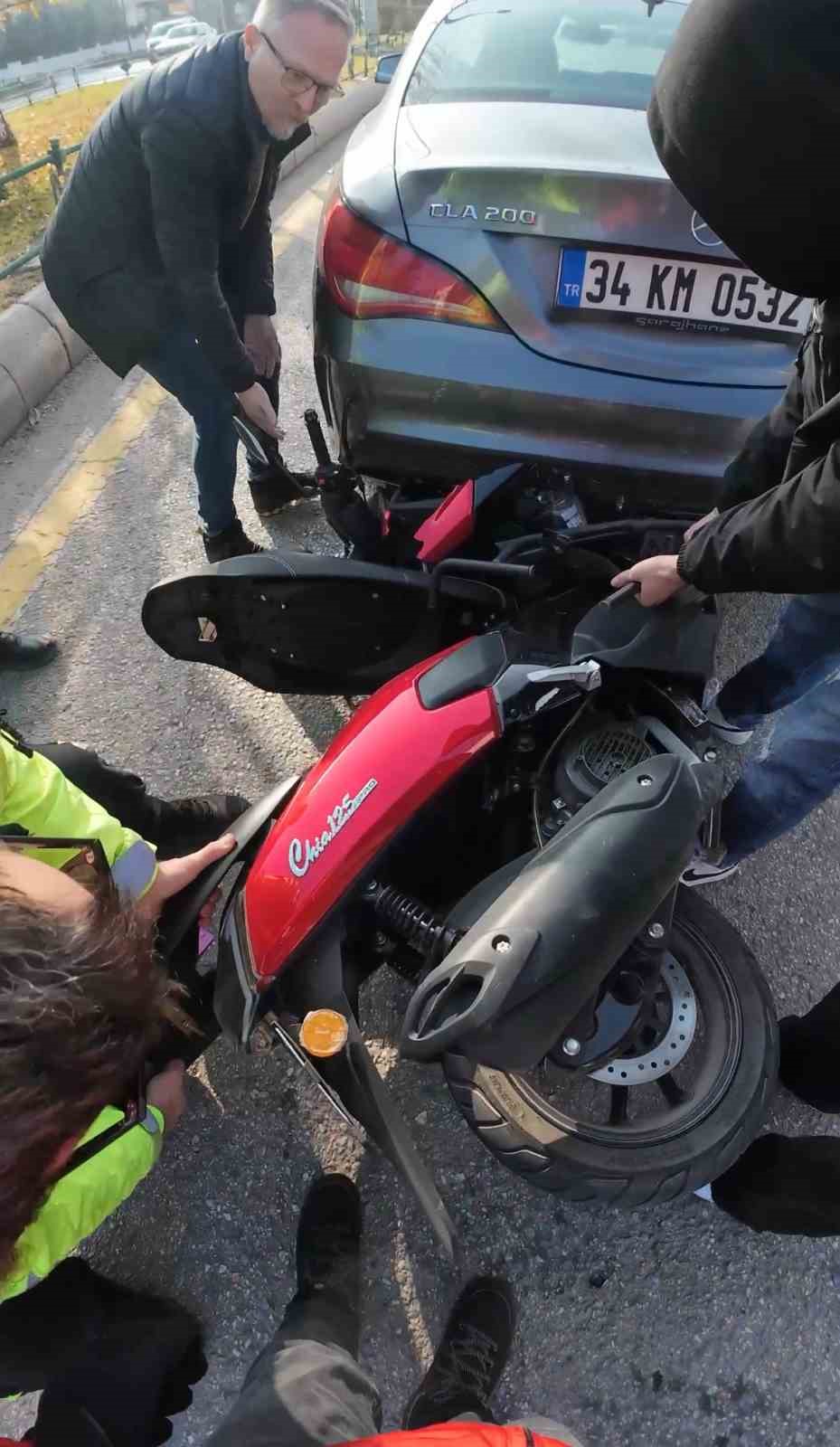 Aracın altında sıkışan motosiklet böyle çıkarıldı