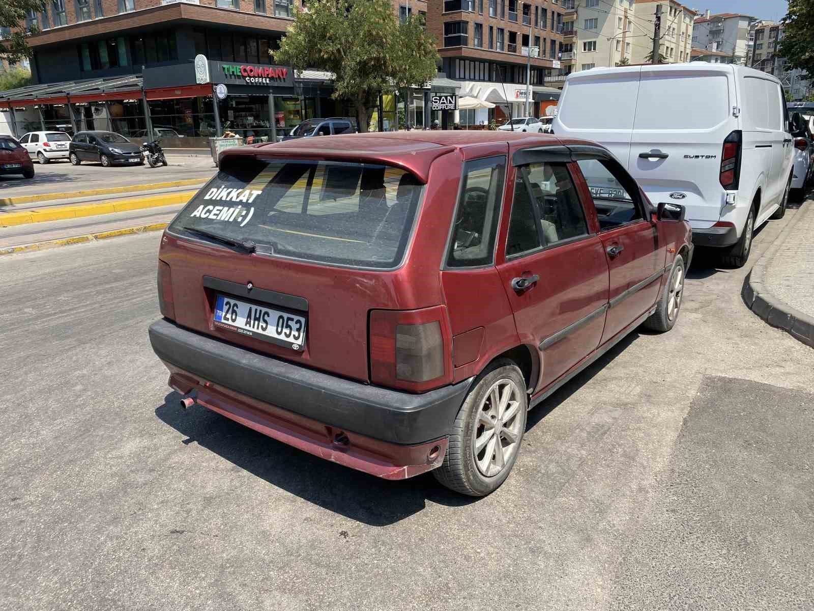 Arka camında Acemi yazıyor, trafikte herkes ondan uzak duruyor