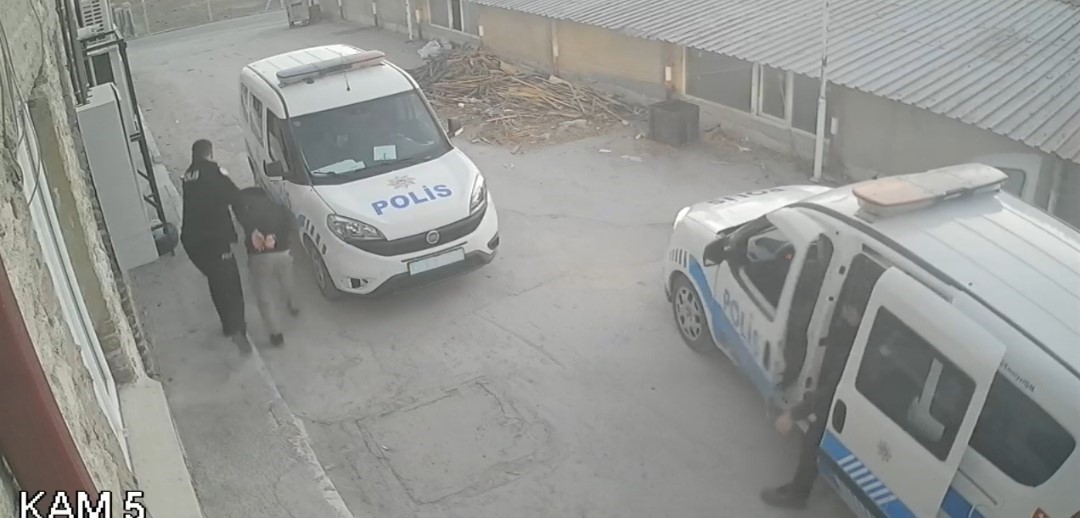 Araçla çarptığı kişiyi demir çubukla öldüren katil zanlısının yakalandığı anlar güvenlik kamerasında