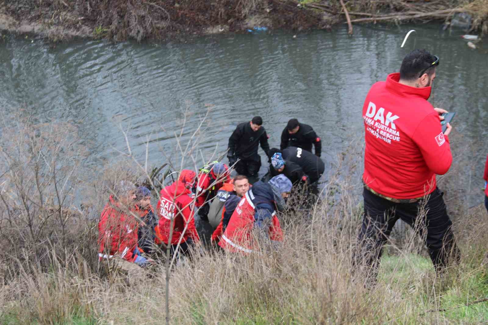 Arandığı yerden 2 kilometre ötede bulunan öğretmenin cenazesi otopsi için morga kaldırıldı