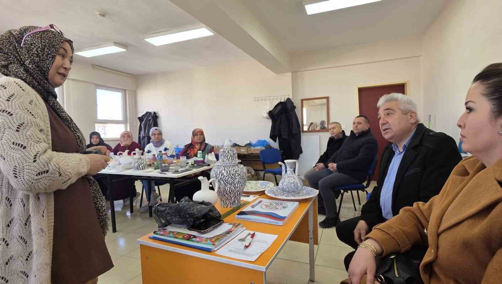 Aslanapada Çini Kursu ilgi görüyor