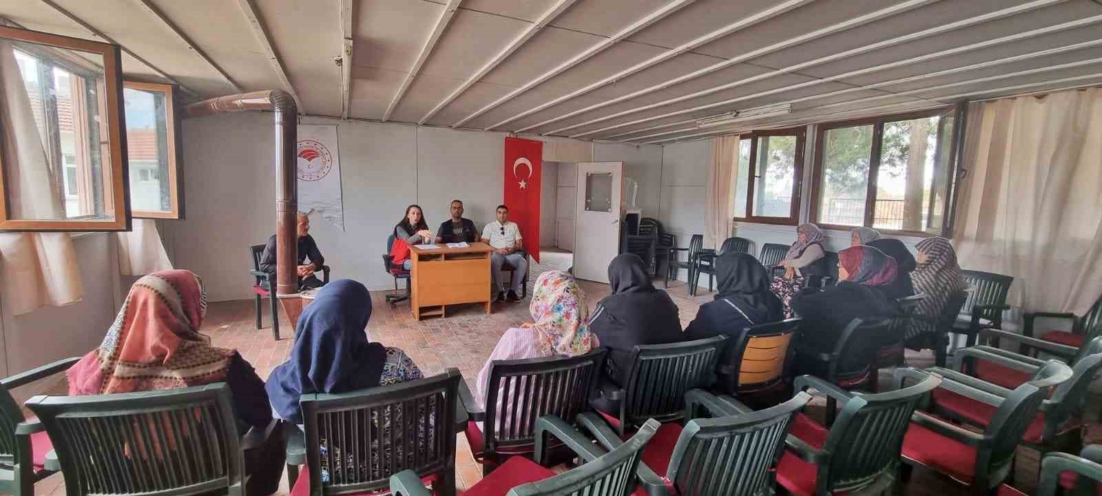 Aslanapada üreticilere çilek üretimi ile ilgili eğitim verildi