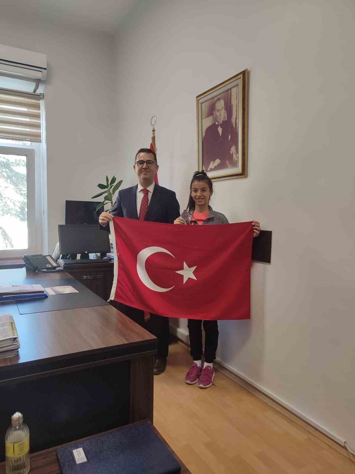 Avrupa ikincisi Duru Sahra Olcay'dan Vali Yardımcısına ziyaret