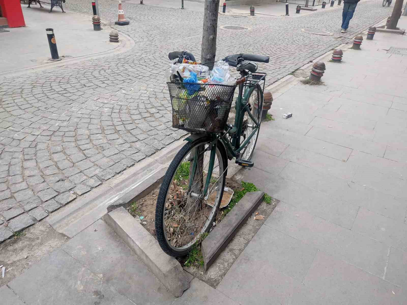 Aylardır ağaca kilitli duran bisikleti çöp kutusuna çevirdiler