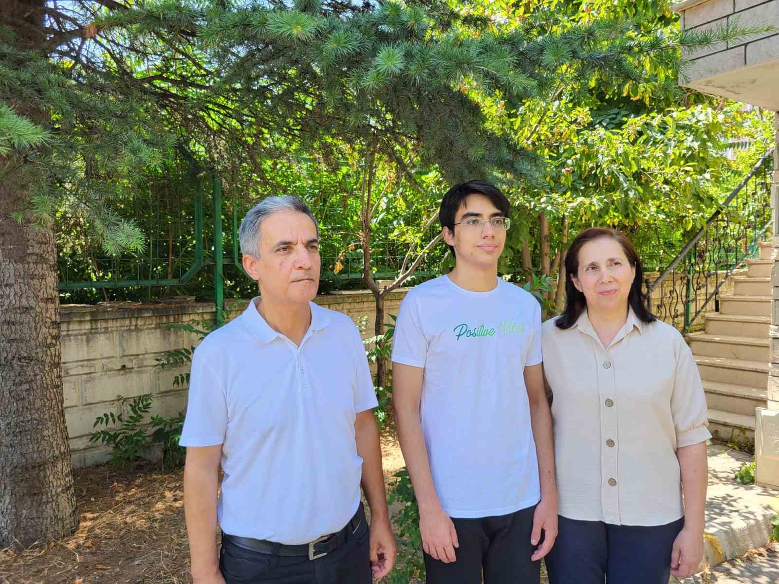 Bahçeşehir Koleji öğrencisi Mehmet Sarak, YKS İngilizce birincisi oldu