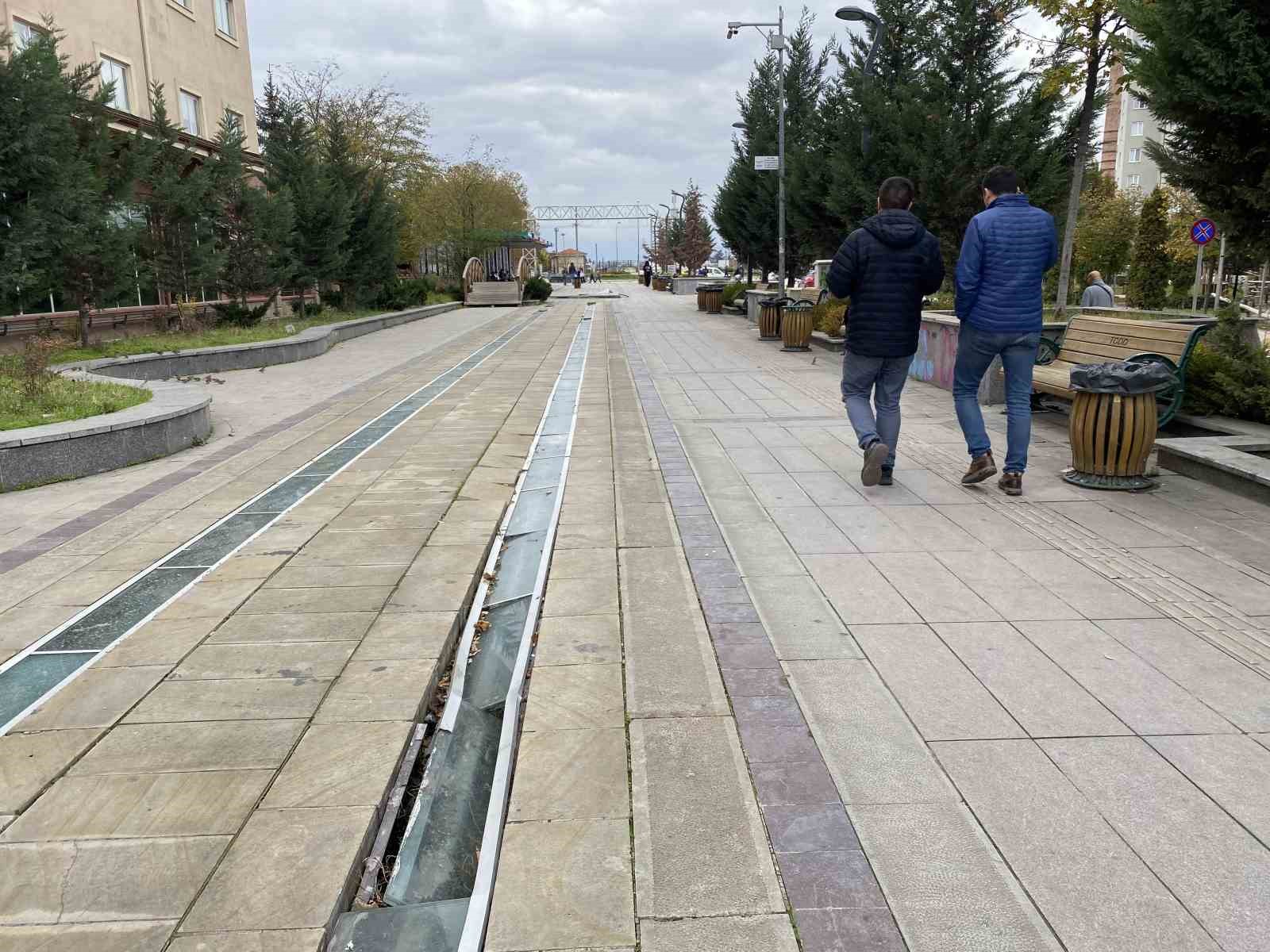 Bakımsız kalan Hatboyu her geçen gün daha da yıpranıyor