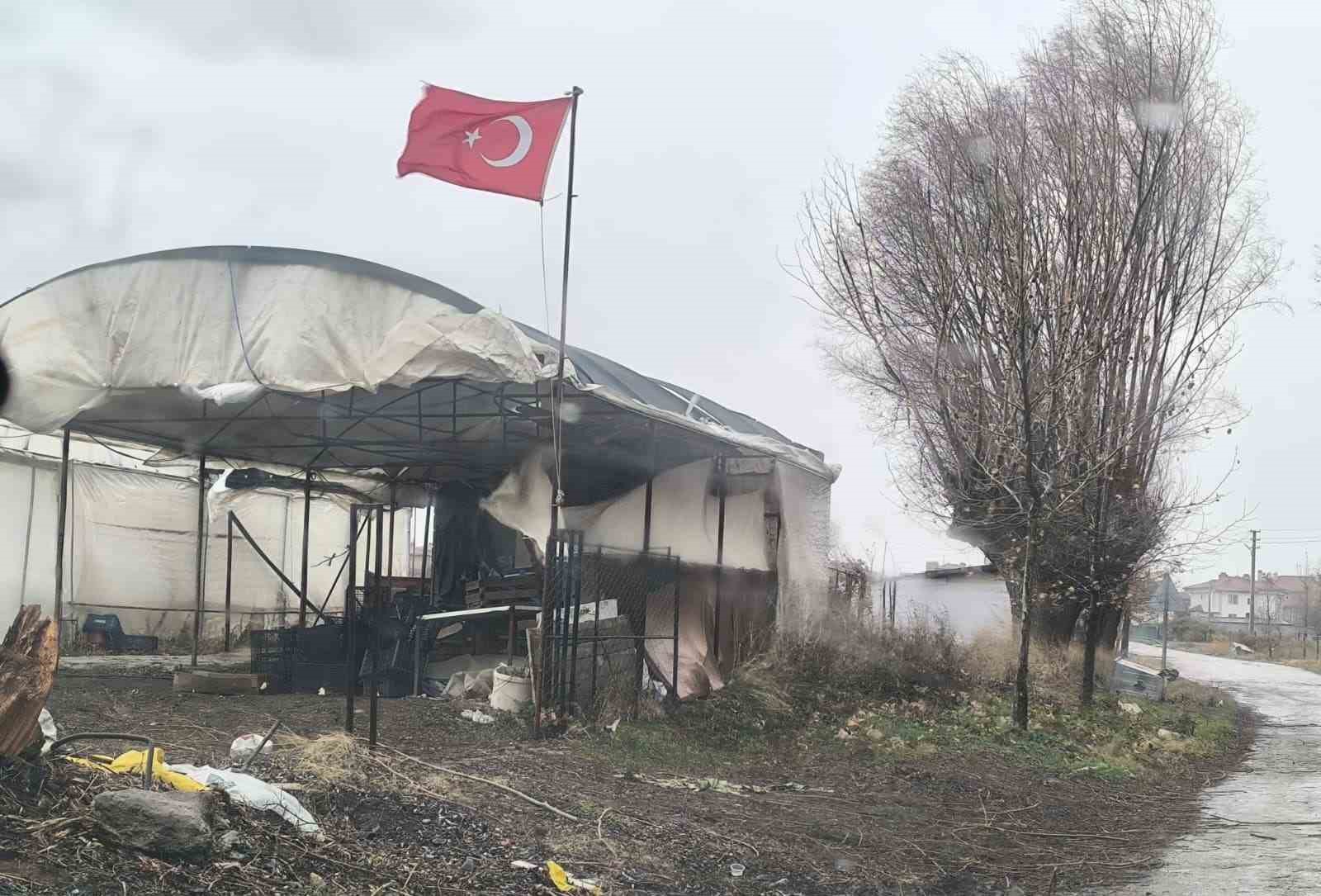 Balkondan düşen saksı az kalsın faciaya neden olacaktı