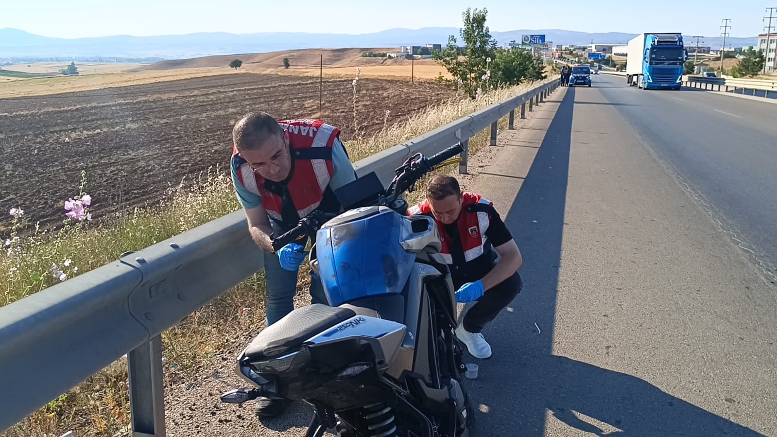 Bariyerlere çarpıp 30 metre sürüklenen motosiklet sürücüsü yaşamını yitirdi