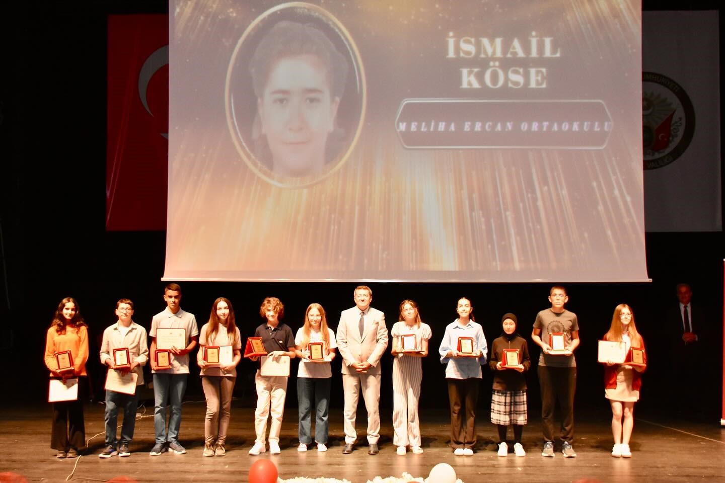 Başarılı öğrencilere ‘Eğitim Başarı Ödülleri takdim edildi
