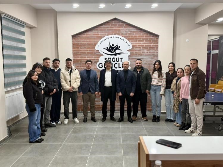 Başkan Durgut gençlerle Gençlik Merkezinde buluştu