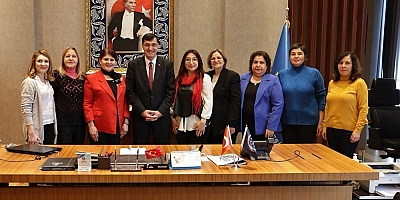 Başkan Kahveci'den Münüre Karaya plaket