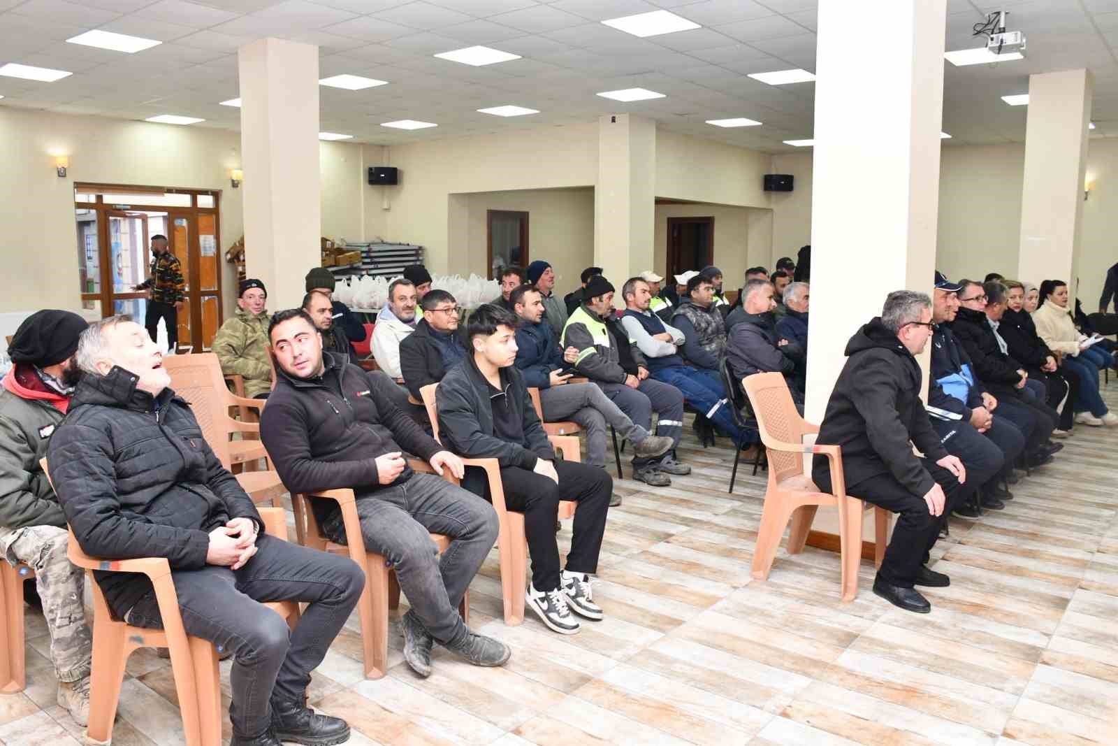 Başkan Karabacaktan personele yeni yıl kutlaması ve yılbaşı hediyesi