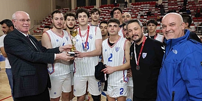 Başkan Kurt'a Basketbol Ligi şampiyonluk maçında büyük ilgi