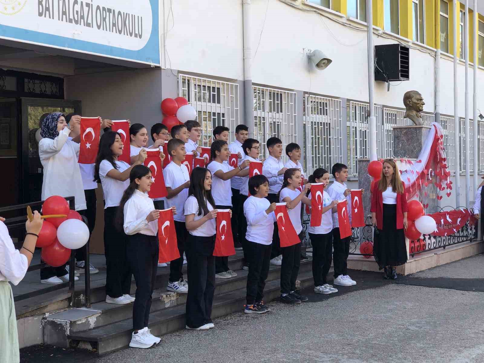 Battalgazi öğretmenlerinden Cumhuriyet Bayramına mini konser