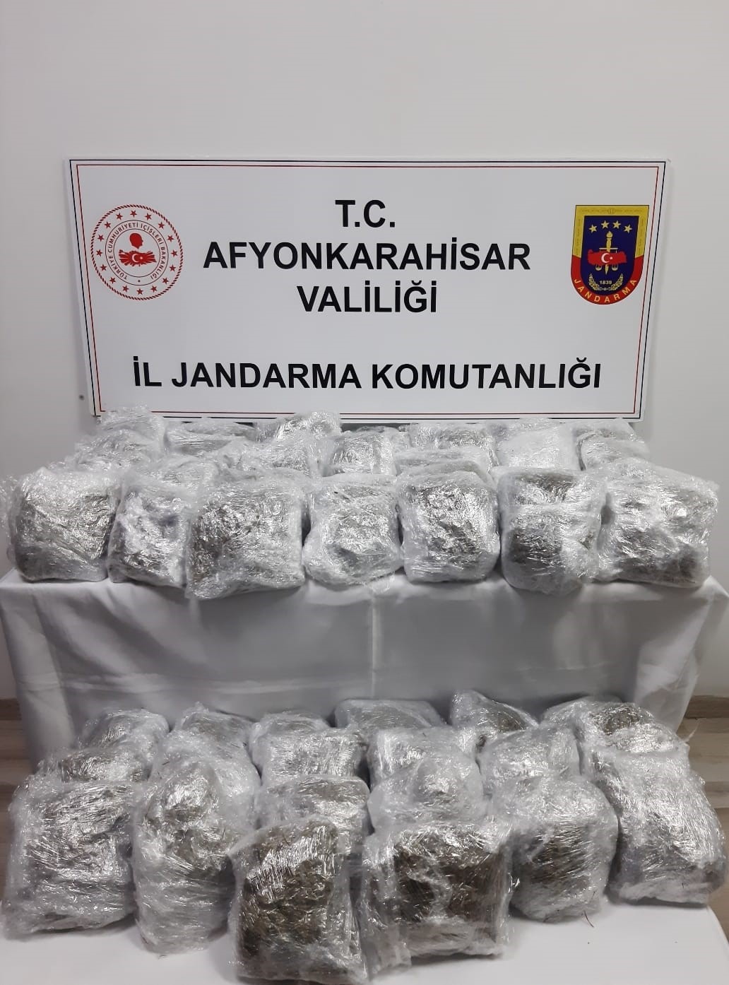 Bavulların içerisinden yaklaşık 17 kilogram uyuşturucu çıktı