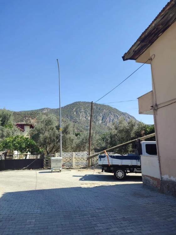 Bayırköyde telefon direği onarılıyor, internet erişimi kısa sürede sağlanacak