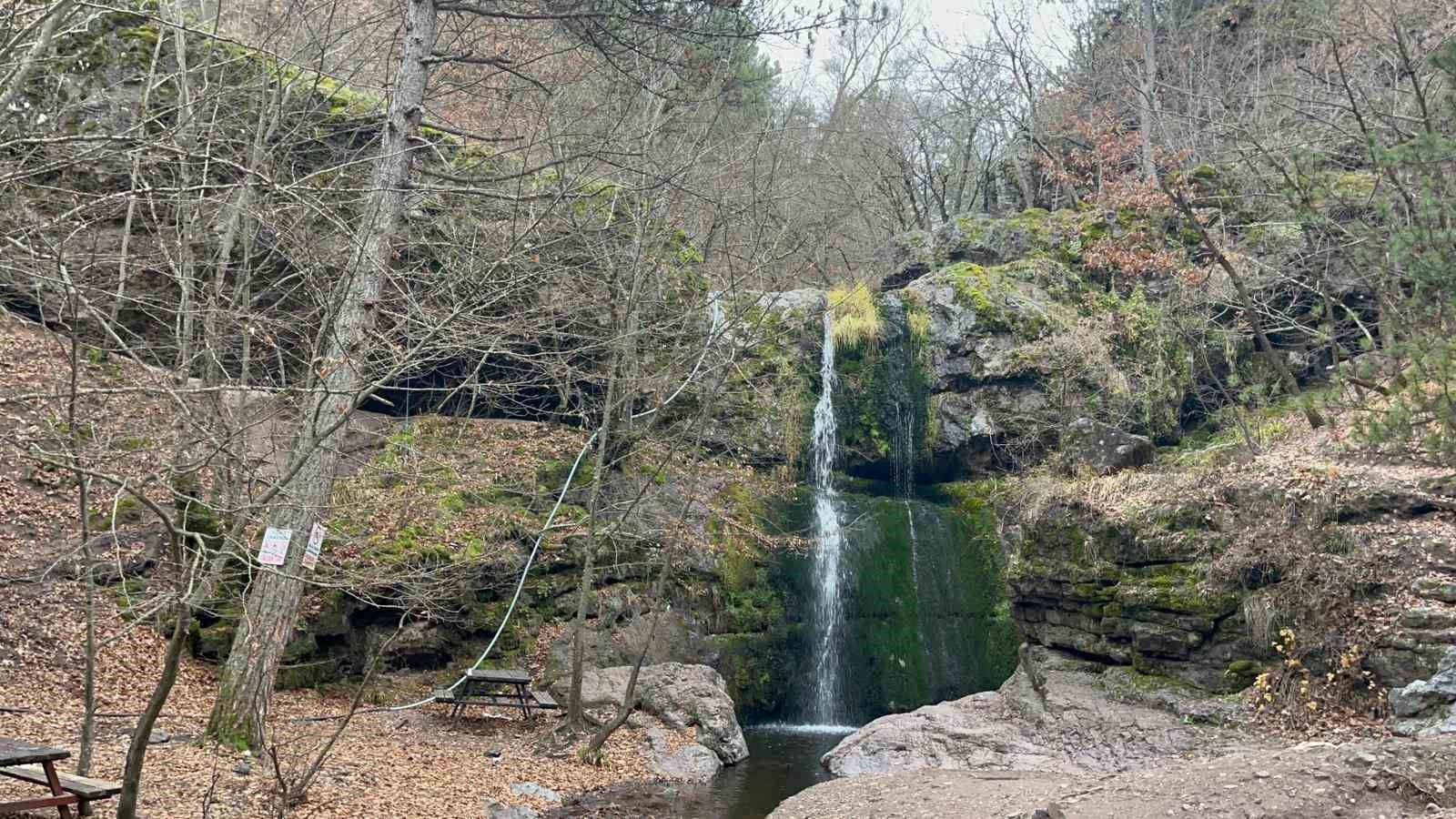 Beşikderesi Şelalesinde kış manzarası