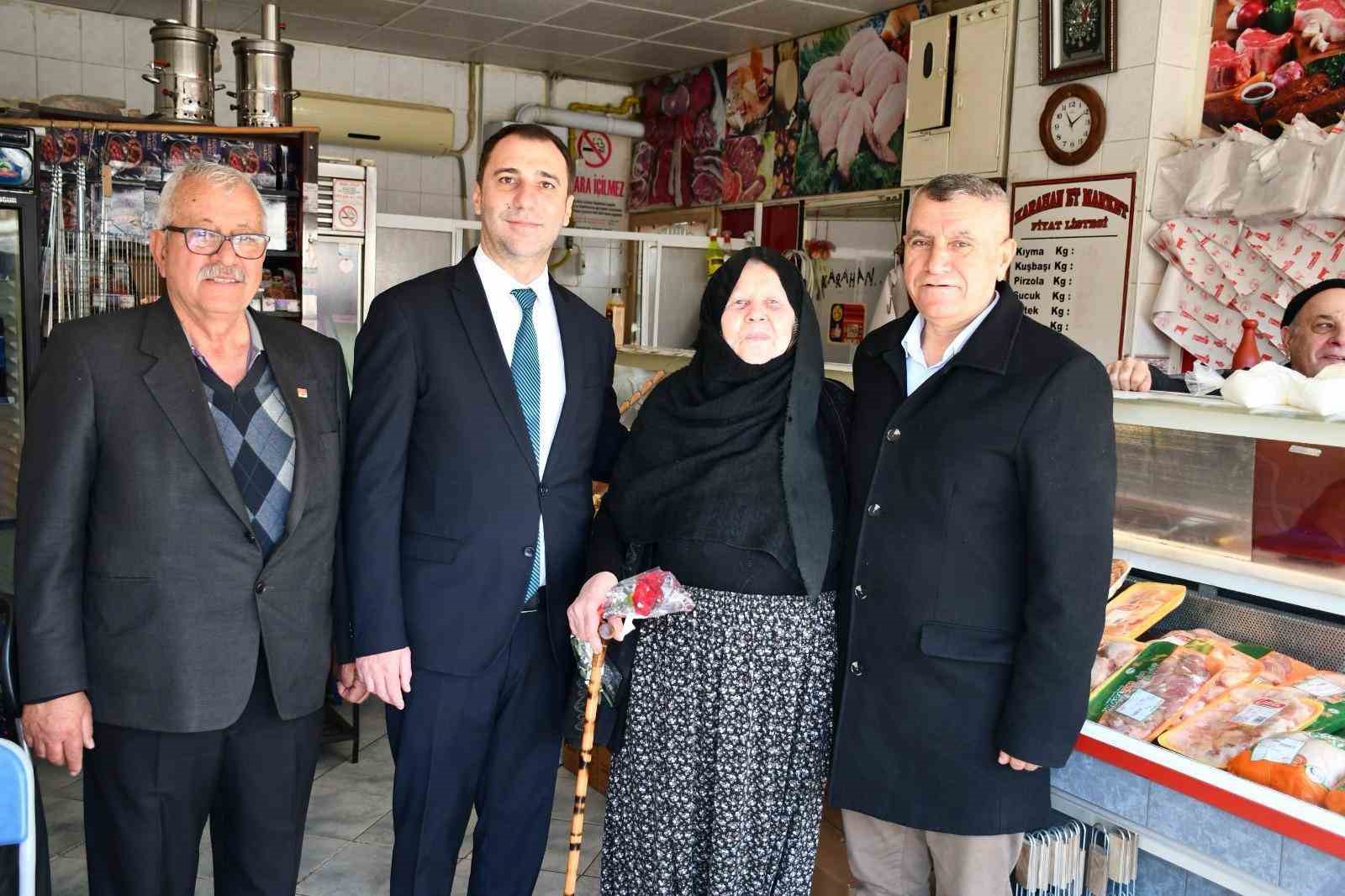 Beylikovada 8 Mart Dünya Kadınlar Gününde bin karanfil dağıtıldı