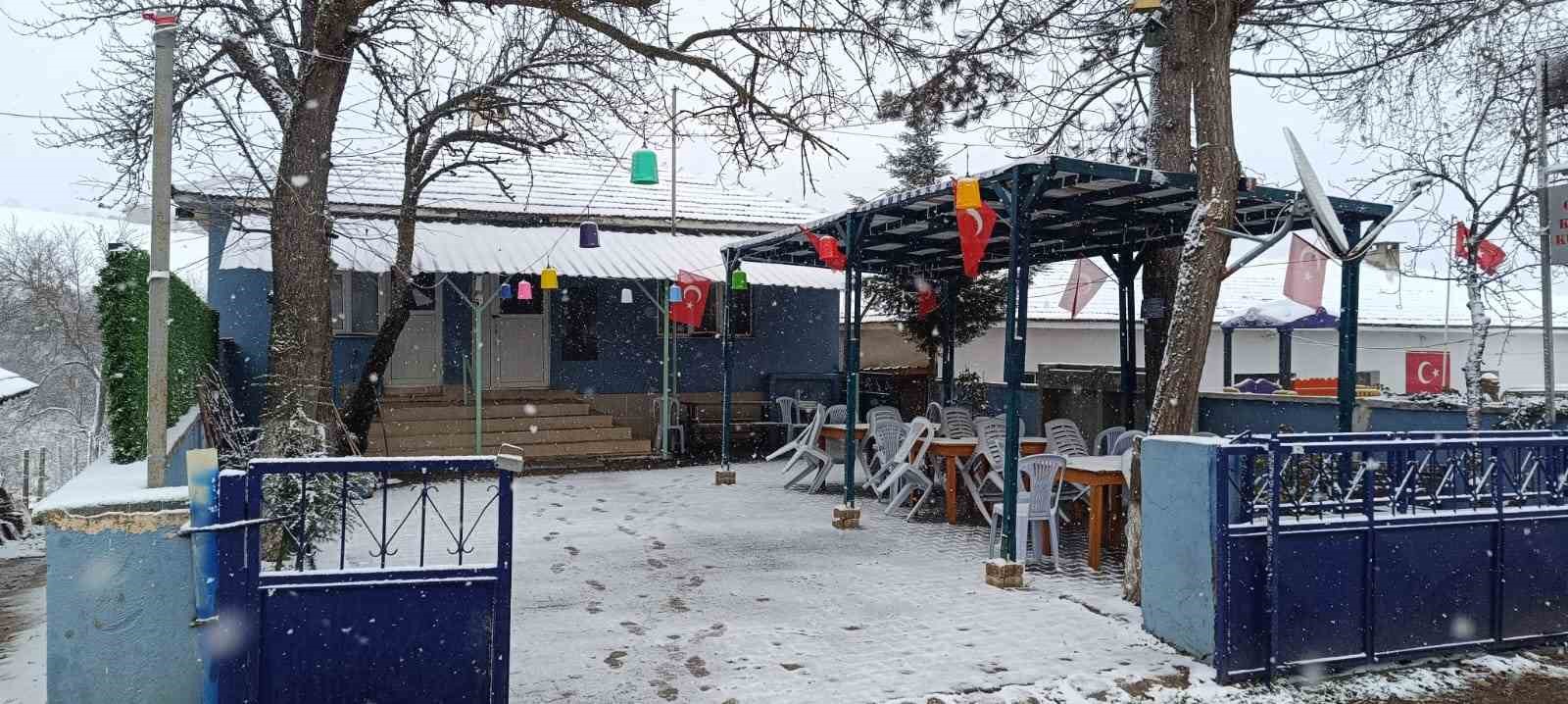 Bilecikin yüksek kesimlerine mevsimin ilk karı düştü