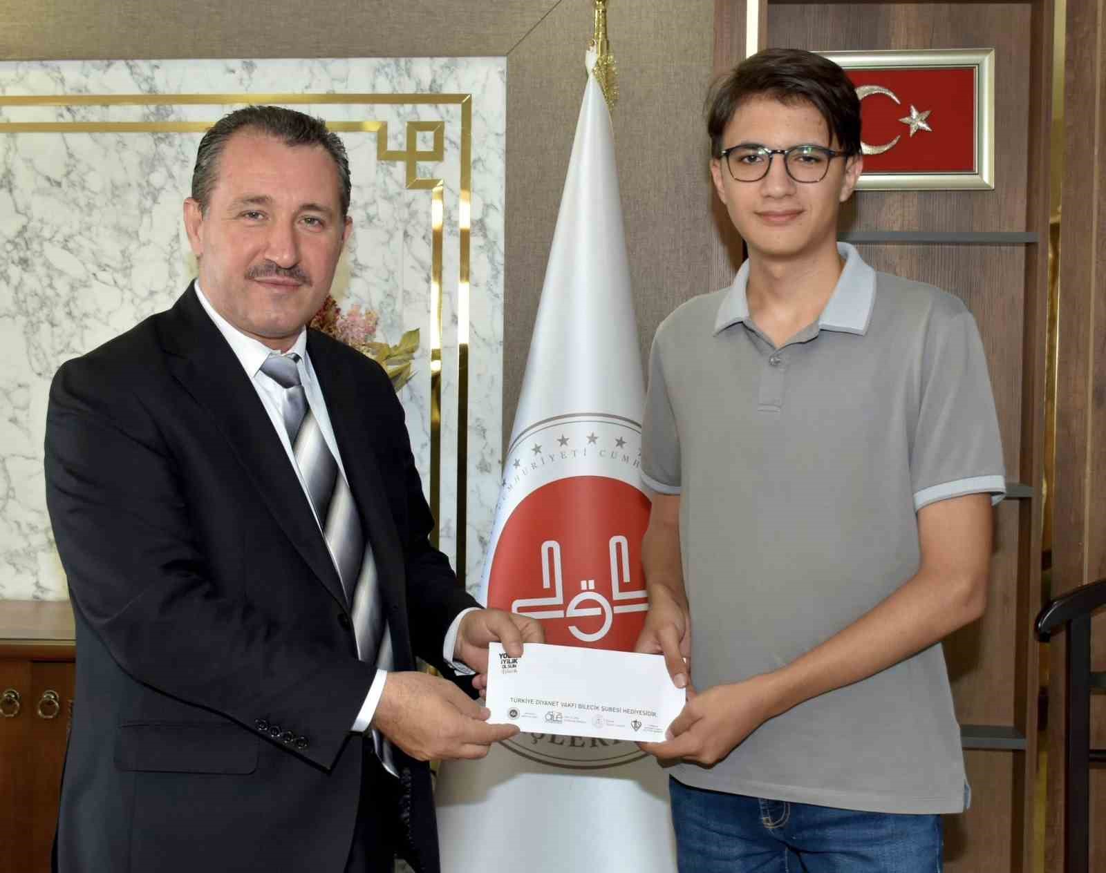 Bilecikli genç Umre ödülünün sahibi oldu