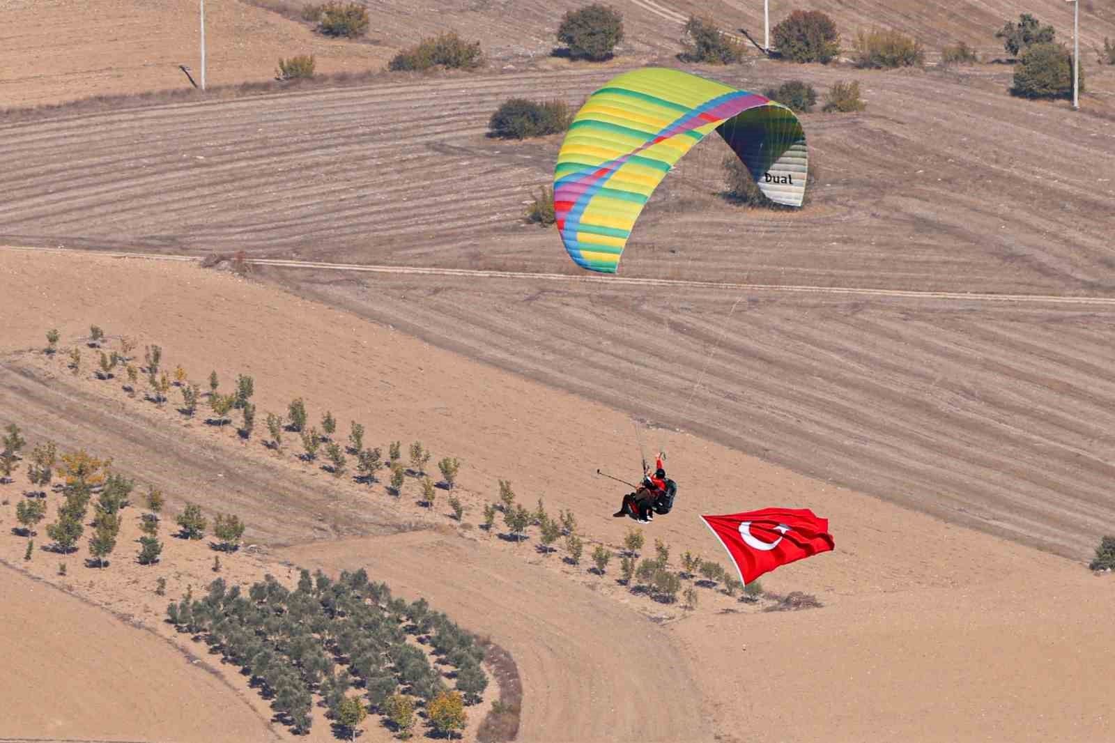 Bilecikte 101 yamaç paraşütçüsünden Ataya Saygı Uçuşu