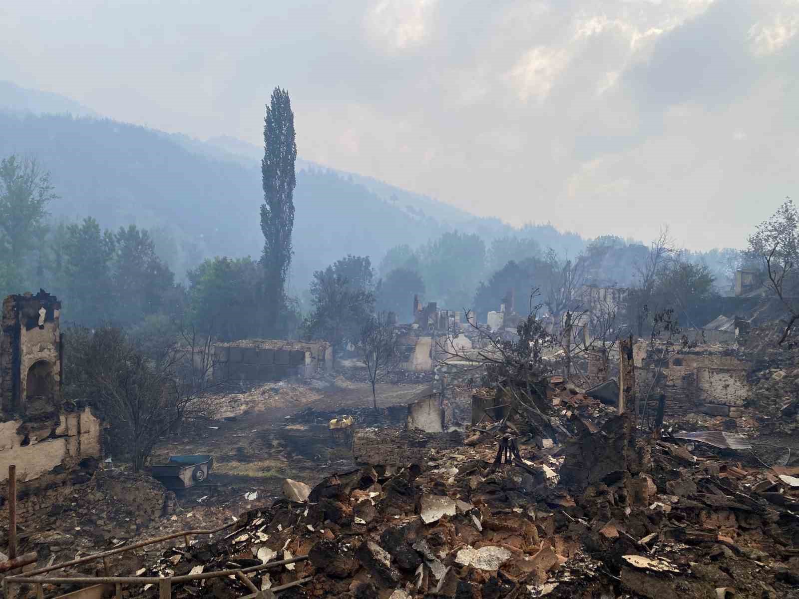 3 gündür devam eden yangın yağmurun etkisiyle kısmen kontrol altına alındı