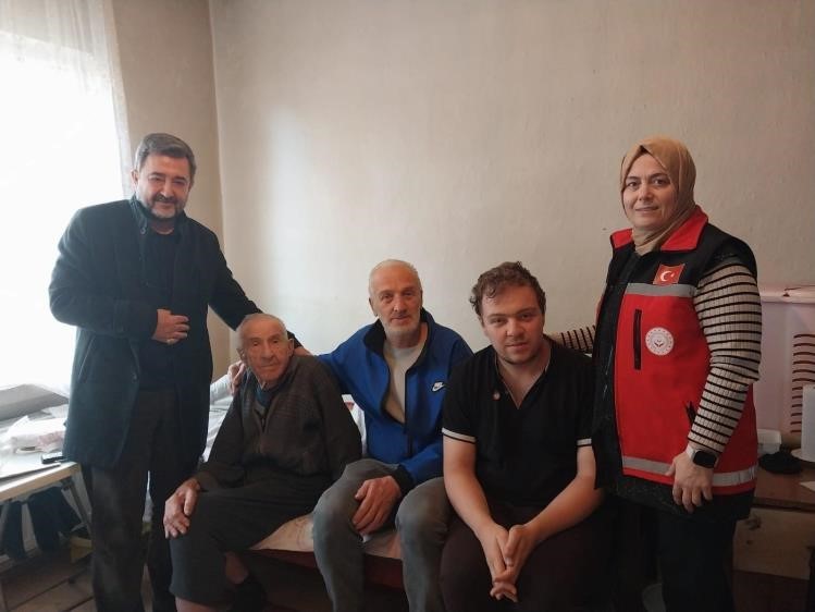 Bilecikte 5 kuşaktır bir arada yaşayan aileye ziyaret