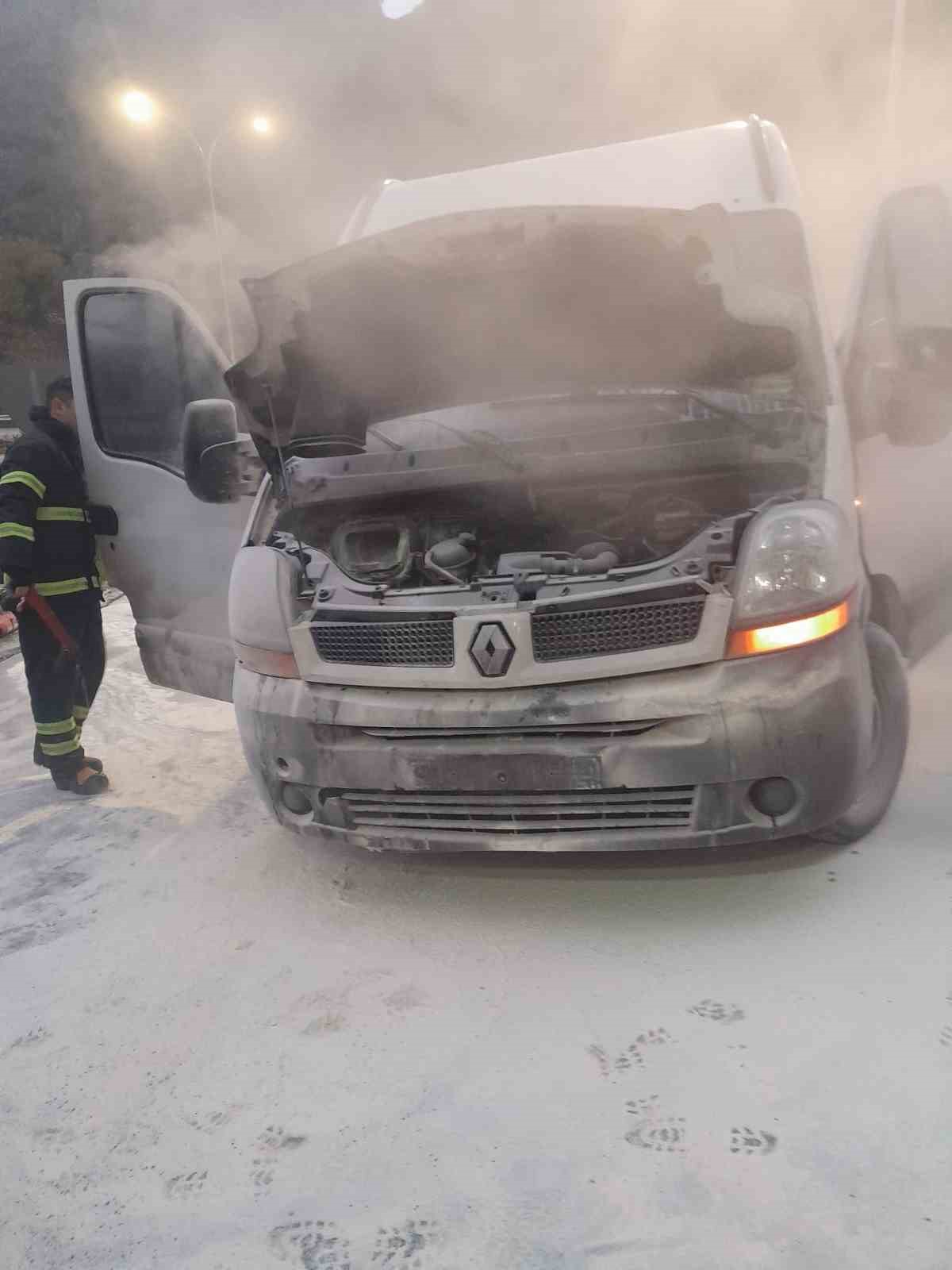 Bilecikte araç yangını büyümeden söndürüldü