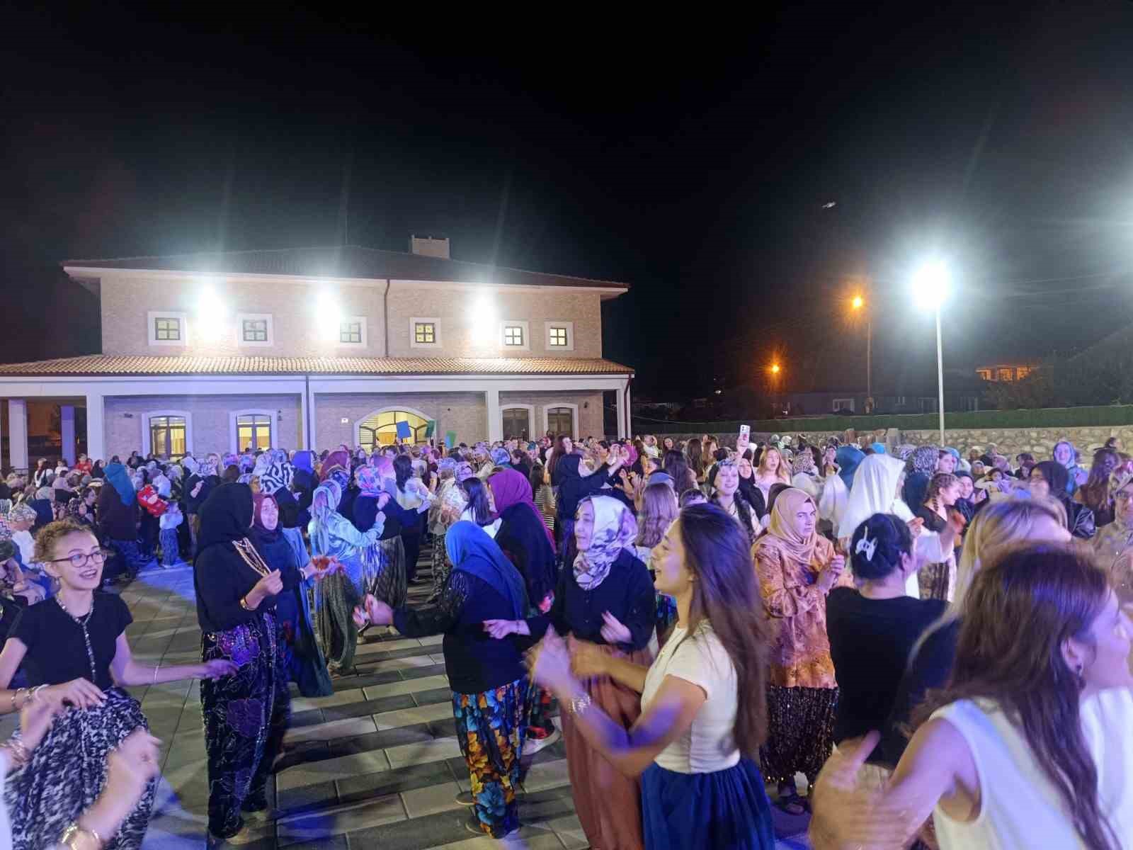 Bilecik'te bin 500 kadınla ilk şalvar gecesi coşkusu