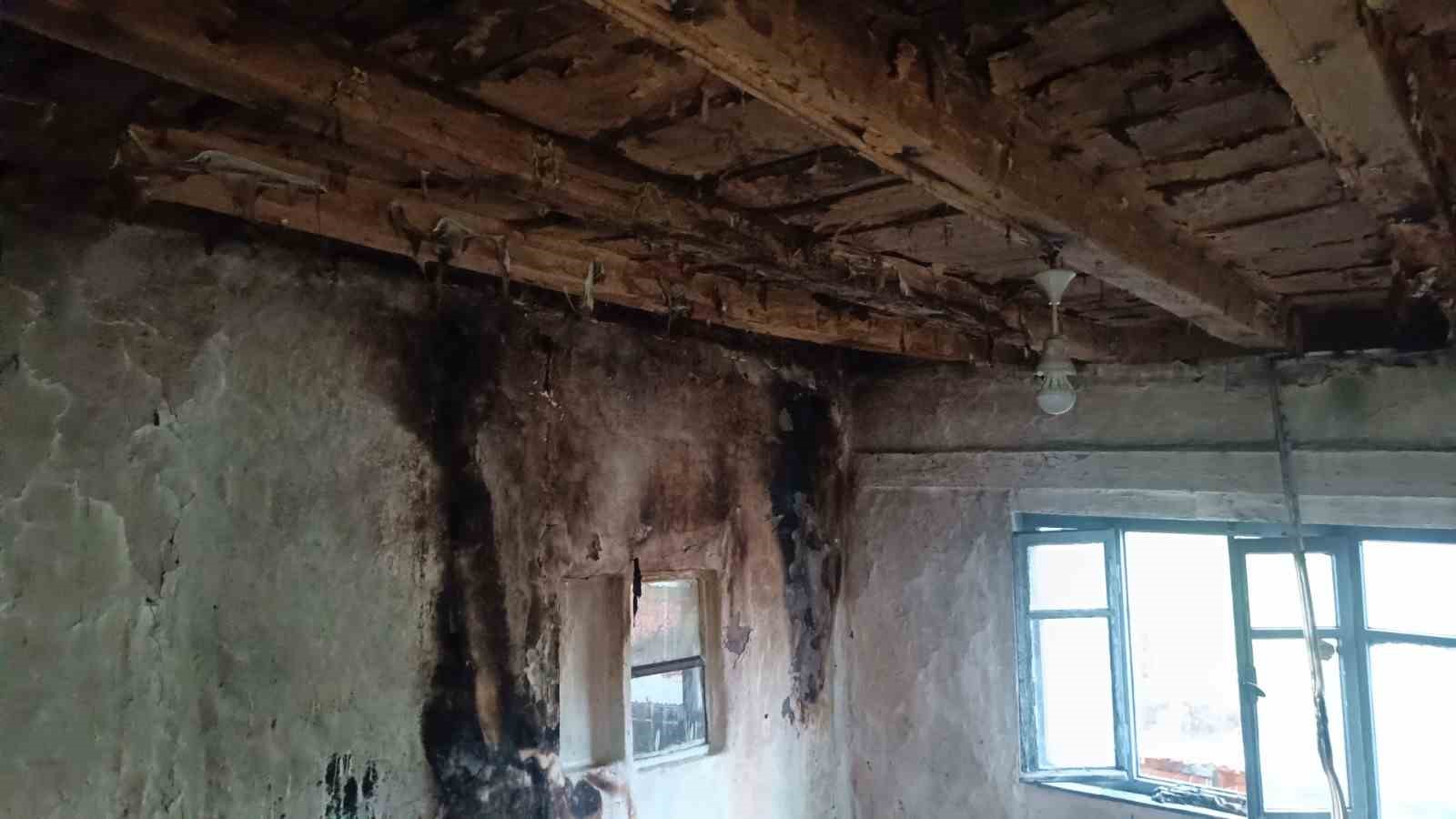 Bilecikte bir eve yıldırım düştü