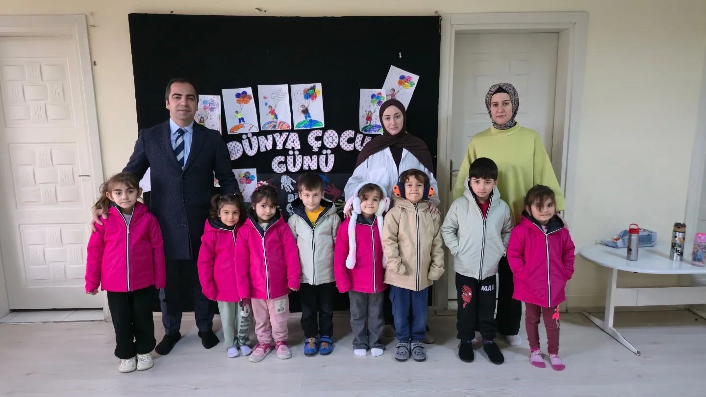 Bilecik'te bir hayırseverin mont desteği öğrencileri sevindirdi