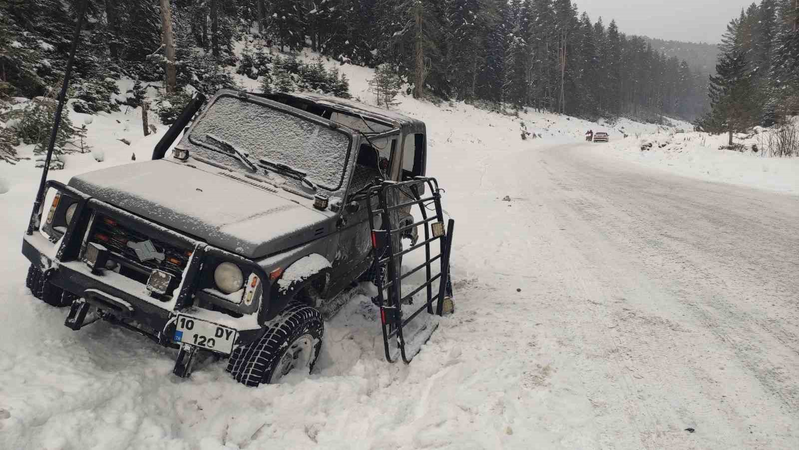 Bilecikte buzlanma kazaya neden oldu otomobil takla attı