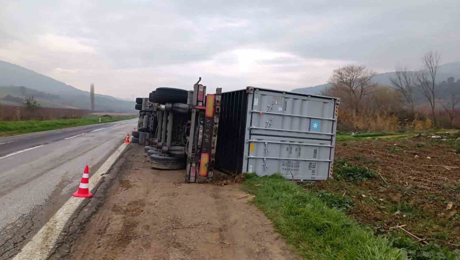 Bilecikte devrilen tırın sürücüsü yaralandı