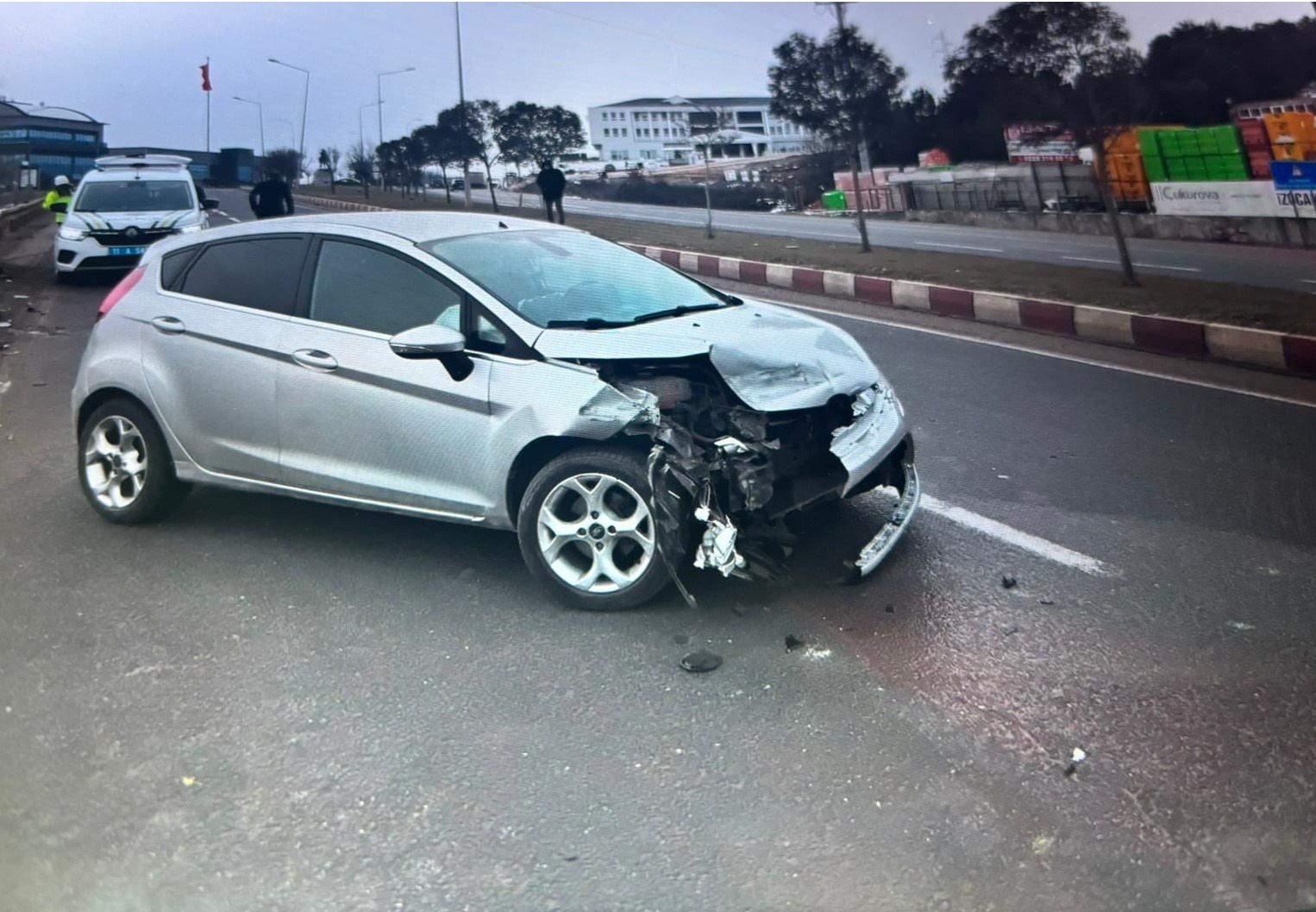 Bilecikte direksiyon hakimiyetini kaybeden sürücü bariyere çarptı