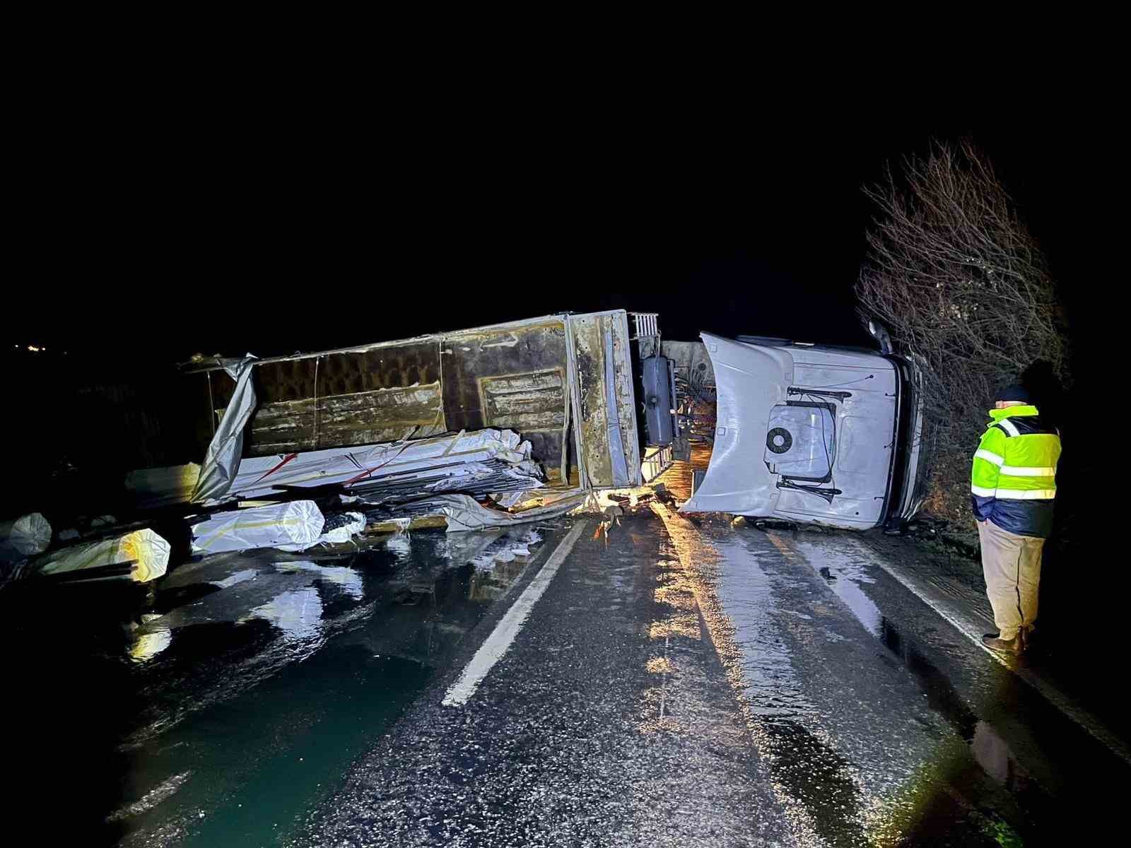 Bilecikte direksiyon hakimiyetini kaybeden tır sürücüsü kaza yaptı