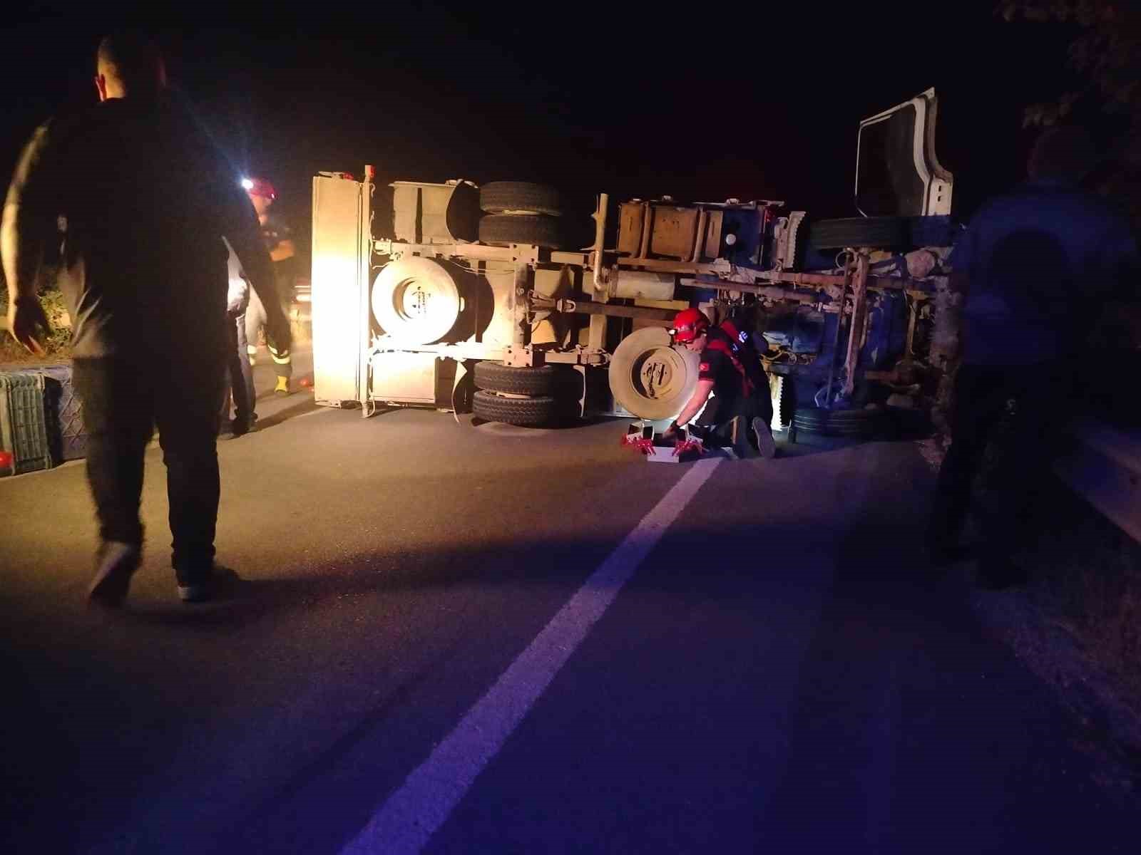 Bilecikte domates yüklü kamyon devrildi, 2 kişi yaralandı