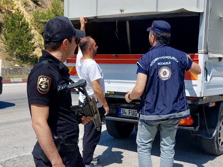 Bilecikte düzensiz göç uygulamasında bir kişi gözaltına alındı