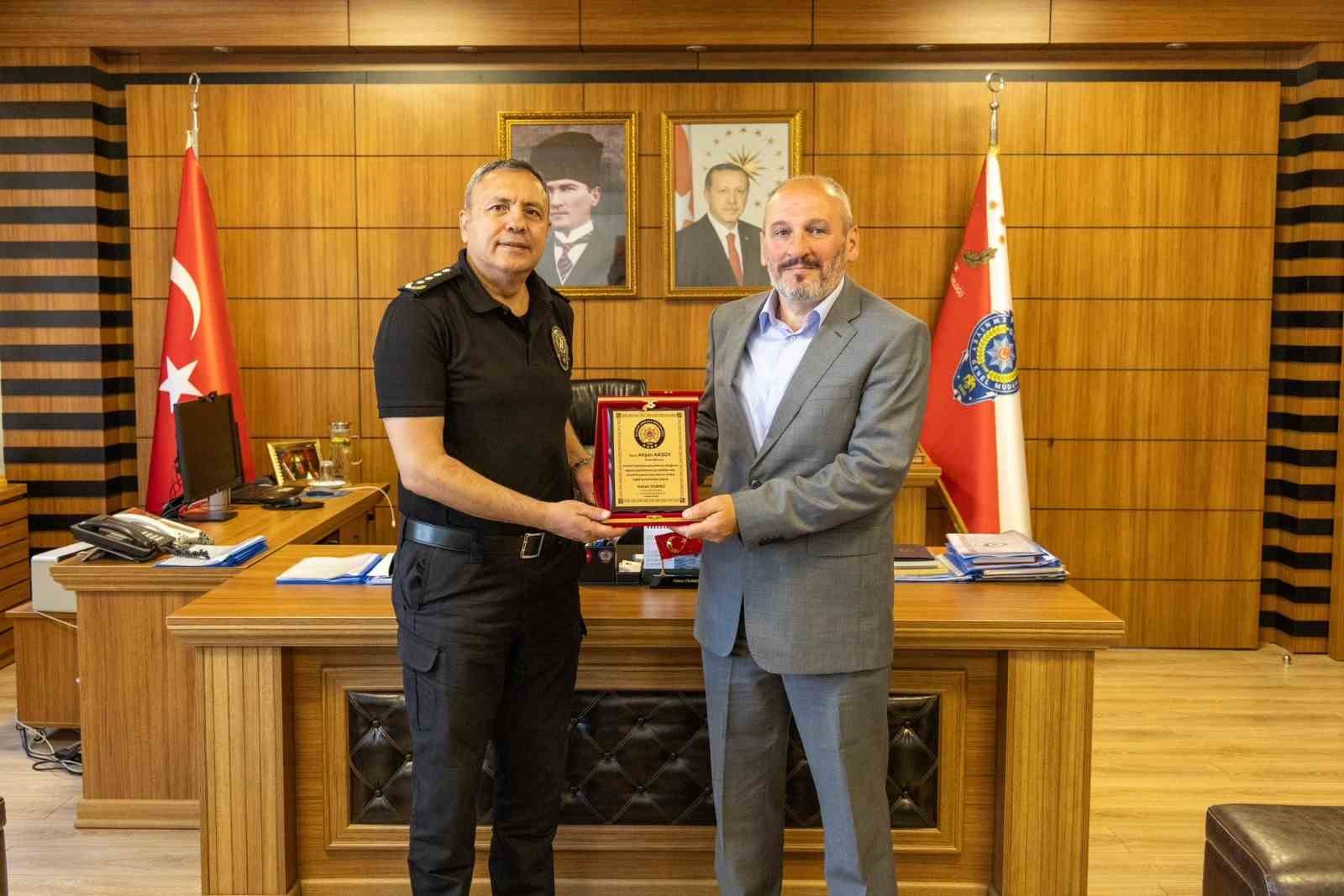 Bilecik'te emekliye ayrılan polis memuruna plaket