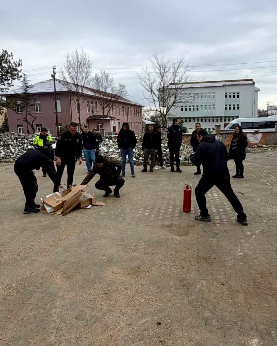 Bilecikte emniyet personeline yangın ve deprem farkındalık eğitimi