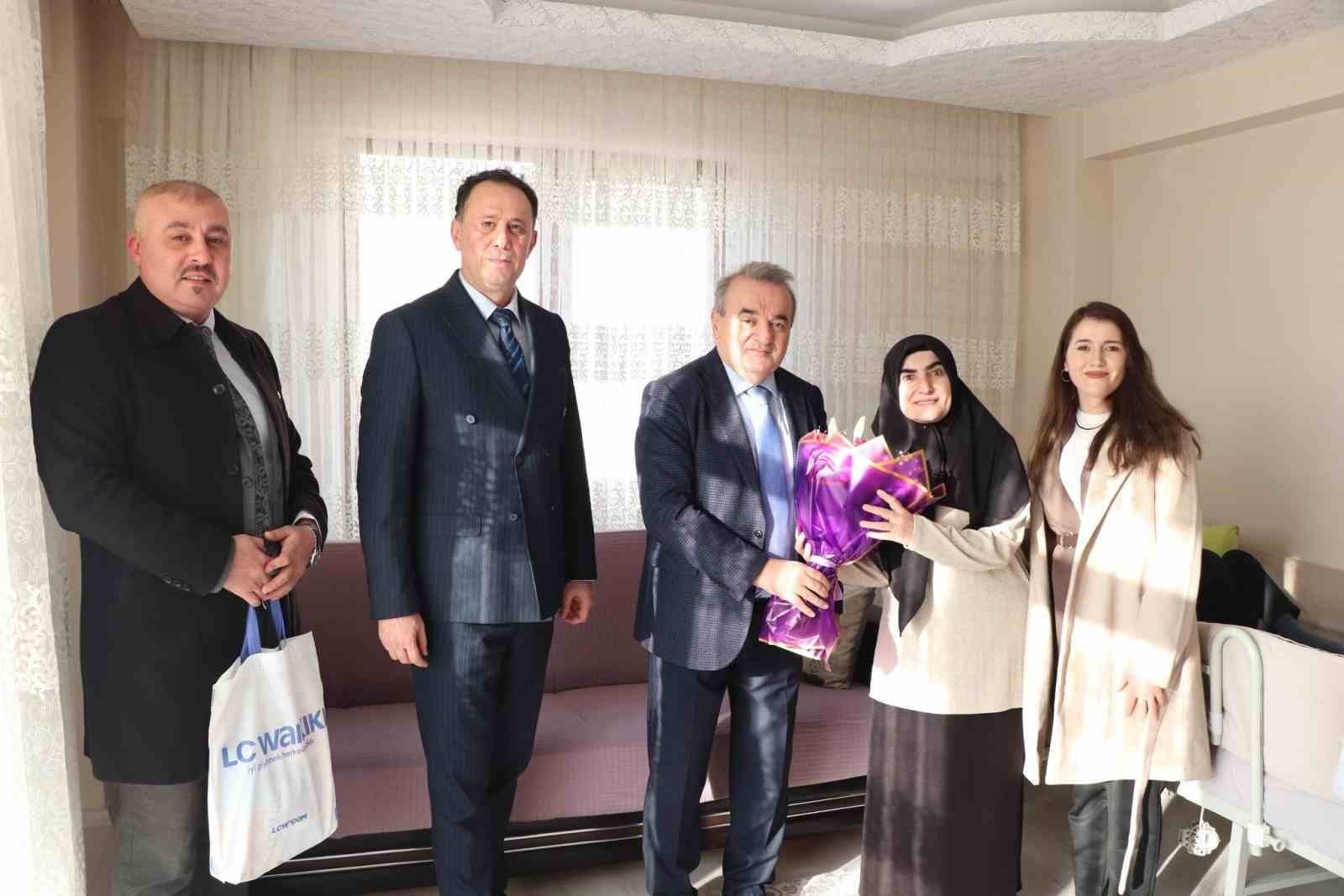 Bilecikte evde eğitim öğrencisine karne sevinci