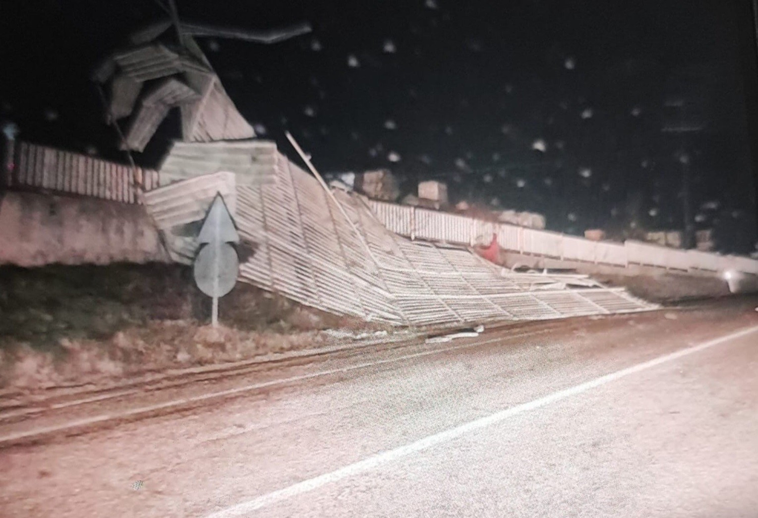 Bilecikte fırtına fabrikanın çatısını uçurdu