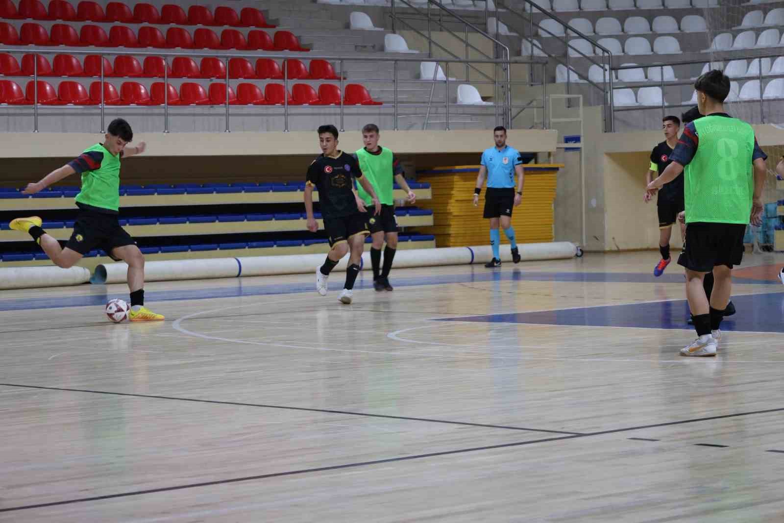 Bilecikte genç erkekler futsal müsabakaları büyük heyecana sahne oluyor