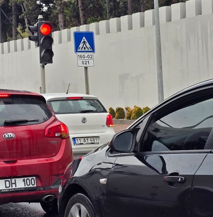 Bilecikte güvenlik şeridini kullanan sürücüler pes dedirtti