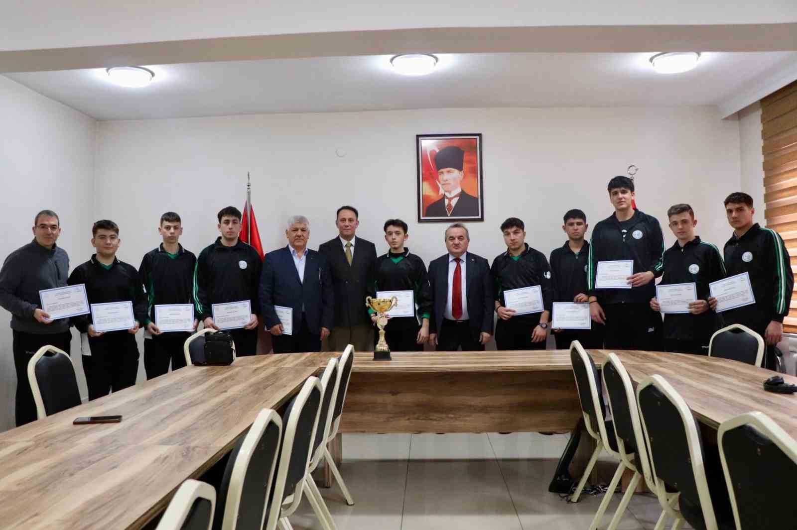 Bilecikte Hentbol İl Birincileri ödüllendirildi