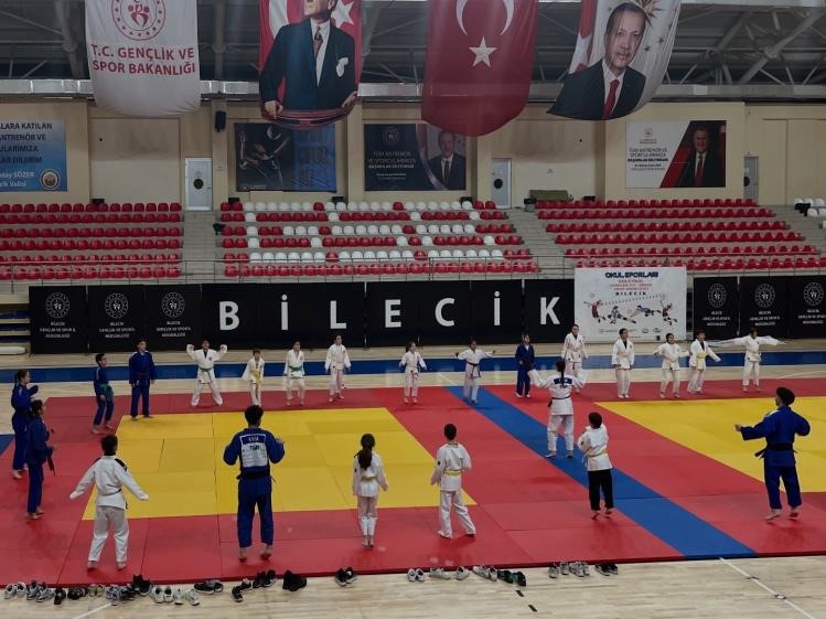 Bilecikte judo spor okullarıyla gençler, geleceğe hazırlanıyor