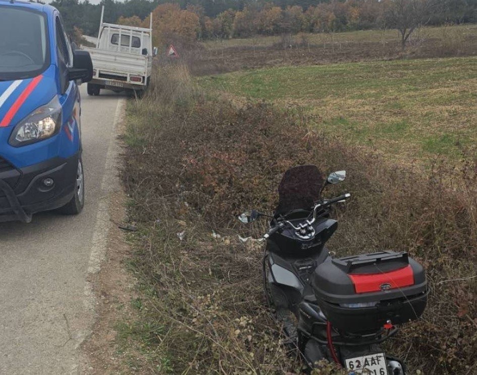 Bilecikte kontrolden çıkan motosiklet devrilirken, 2 kişi yaralandı